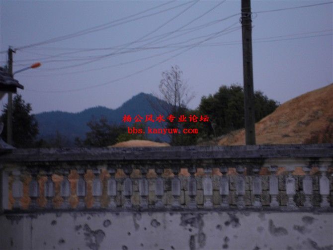 围墙外庚峰.jpg